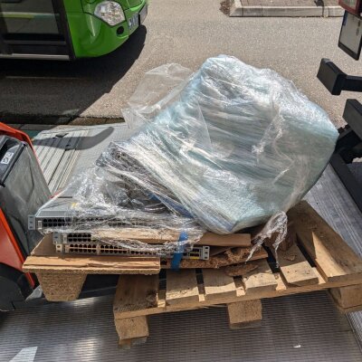 Die Spedition so: „Wir haben Ihre Palette erfolgreich abgeliefert!“ 🚛📦 - 