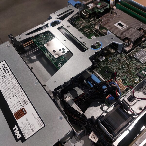 Dell PowerEdge R230 Xeon E3-1240 V5 32GB DDR4 H330 Rack Server inkl. Rail Kit