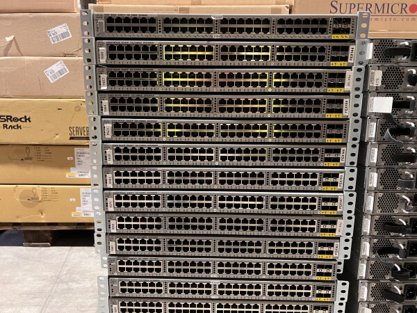 Cisco Nexus 2248TP N2K-C2248TP-1GE-V04 48x 1GbE 4x 10GbE SFP+ red. PSU V0.4 blau