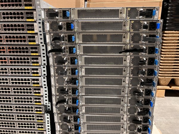 Cisco Nexus 2248TP N2K-C2248TP-1GE-V04 48x 1GbE 4x 10GbE SFP+ red. PSU V0.4 blau